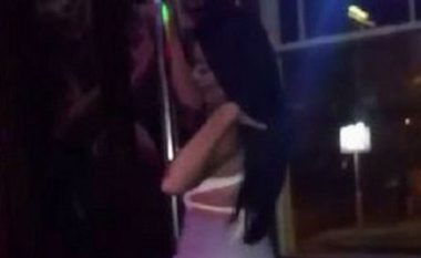 Tentoi të kënaq klientët duke u dhuruar vallëzim seksi në shkop, por shikoni çfarë i ndodh (Foto/Video)