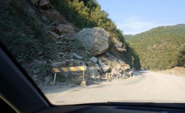 Përderisa LSDM-ja dhe Ministria e Transportit po grinden, rruga Koçani-Dellçevë rrezikon jetë