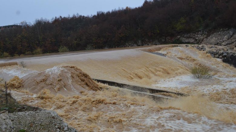 Gjendje e rënduar nga përmbytjet në Malishevë (Foto)