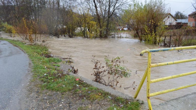 Reshjet e vazhdueshme të shiut e rëndojnë gjendjen në komunën e Podujevës