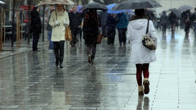 Reshjet e shiut vështirësojnë lëvizjet në kryeqytet