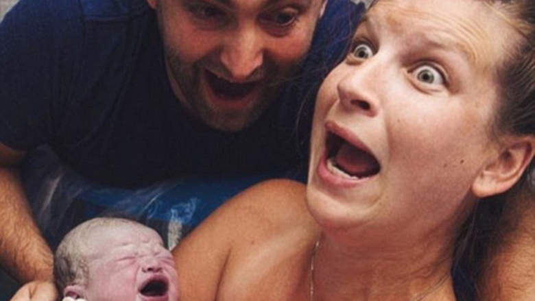 Fotot që po bëjnë xhiron e internetit…Reagimi i nënës kur mëson se ka lindur djalë ndërkohë që priste vajzë