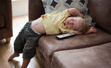 Pse nuk duhet t’i lejoni fëmijët tuaj të flenë ‘kur t’i dojë qejfi’