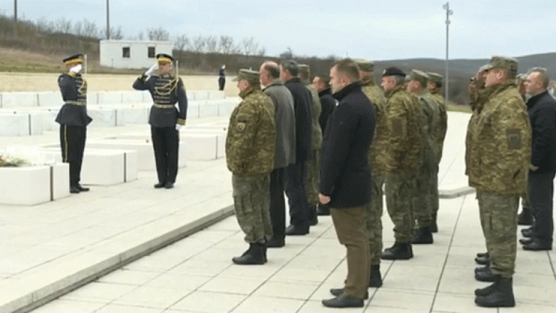 Forca e Sigurisë së Kosovës nderon familjen Jashari dhe veprën e UÇK-së
