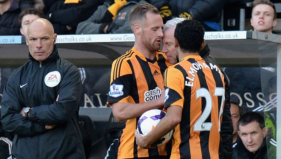 HULL, ENGLAND - MARCH 01: David Meyler of Hull City clashes with Alan Pardew, Manager of Newcastle United during the Barclays Premier League match between Hull City and Newcastle United at KC Stadium on March 1, 2014 in Hull, England. (Photo by Tony Marshall/Getty Images)