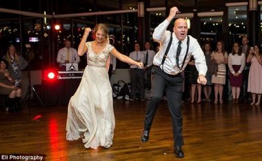 Kësi vallëzimi nuk keni parë, shikoni çfarë bëjnë nusja dhe babai i saj para dasmorëve (Foto/Video)