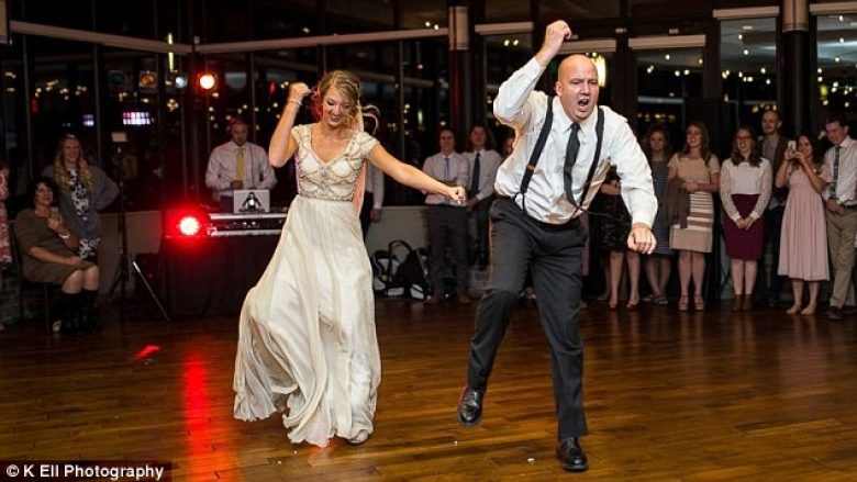 Kësi vallëzimi nuk keni parë, shikoni çfarë bëjnë nusja dhe babai i saj para dasmorëve (Foto/Video)