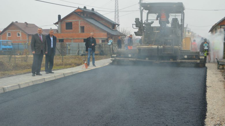 Asfaltohen rrugët në disa lokalitete të Podujevës