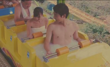 Atraksioni më i ri në Japoni: Park lojërash i kombinuar me banjë të nxehtë (Video)