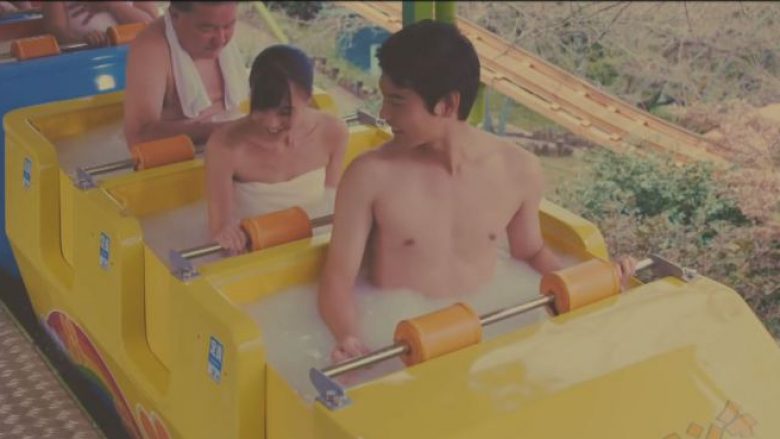 Atraksioni më i ri në Japoni: Park lojërash i kombinuar me banjë të nxehtë (Video)