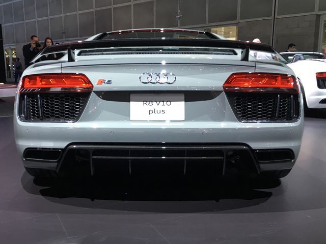 audi-r8-do-te-kete-lasere-qe-ndriqojne-deri-ne-600-metra-largesi-foto-6