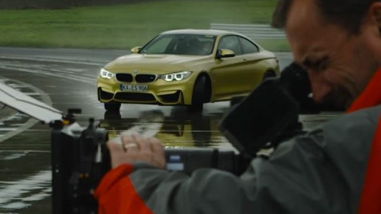 Duke lëvizur në teren të lagur, BMW për pak sa nuk e goditi kameramanin (Video)