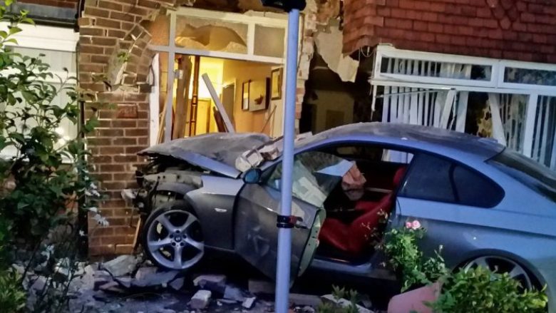 BMW-në që ia bleu e dashura, e përplasi për muri pak orë më vonë (Foto)