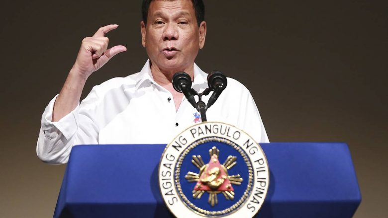 Duterte: Po nuk na shiti Amerika armë, do t’i marrim nga Rusia