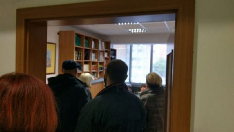 ‘Utriniski’ në prag të grevës, të përjashtuarit nga ‘Vest’ kanë bllokuar zyrën e Kerimit