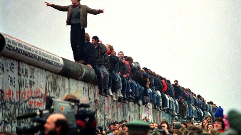 Bëhen 27 vjet nga rënia e Murit të Berlinit (Foto)