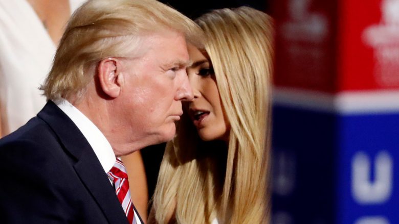 Ekspertët e quajnë ‘puthje seksuale’ puthjen e Trump me vajzën e tij, ndërsa në një moment ai ia ka prekur edhe të pasmet (Foto)