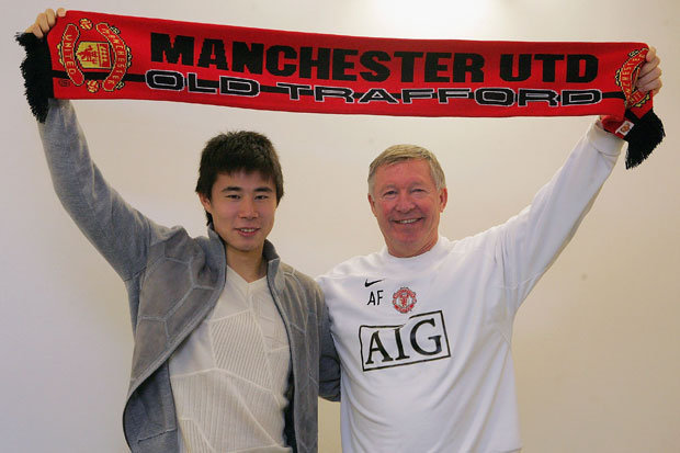 Dong Fangzhuo gjatë prezantimit te Manchester United së bashku me trajnerin Sir Alex Ferguson