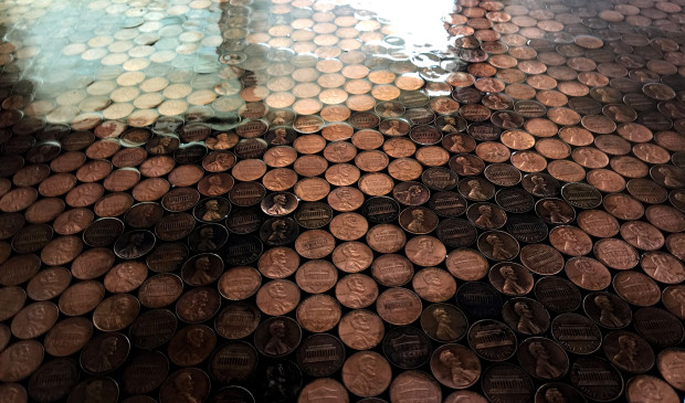 dyshemeja-e-mahnitshme-qe-eshte-mbuluar-teresisht-nga-monedhat-foto-3