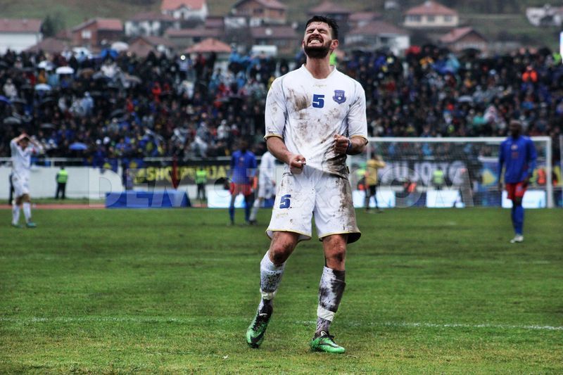 Enis Alushi në ndeshjen e parë miqësore të Kosovës pas lejimit nga UEFA në Mitrovicë ndaj Haitit