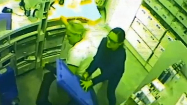 Farmacistet e rrahën plaçkitësin dhe e mbajtën brenda derisa erdhi Policia (Video)