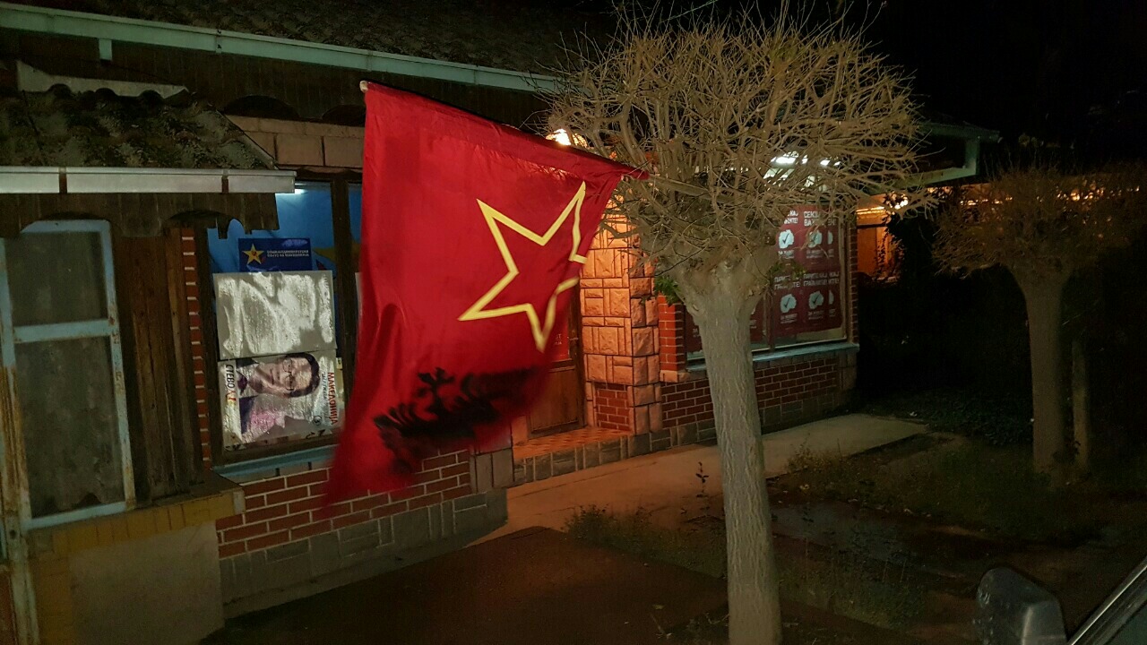 flamuri-me-yll-komunist