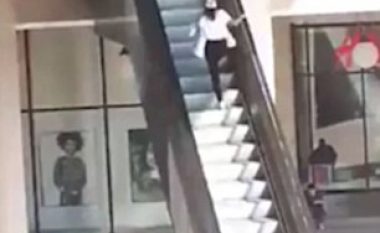 Gruaja këmbëngulëse, ec në drejtim të kundërt nëpër shkallët lëvizëse (Video)