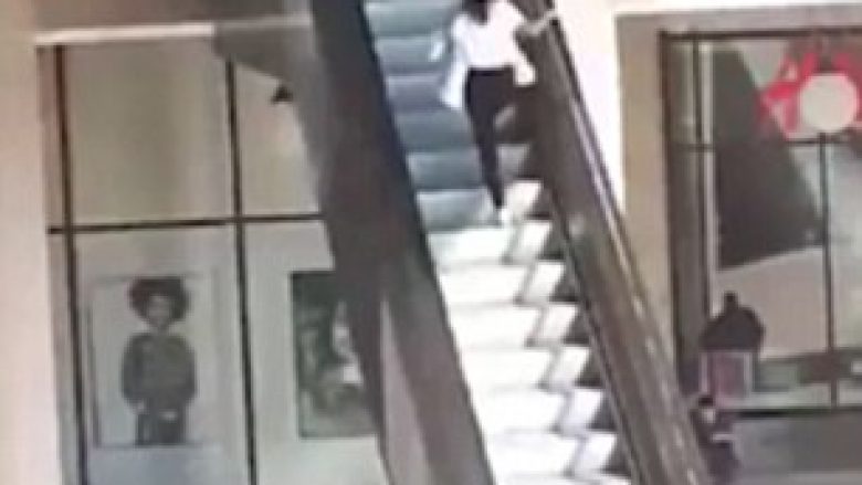 Gruaja këmbëngulëse, ec në drejtim të kundërt nëpër shkallët lëvizëse (Video)