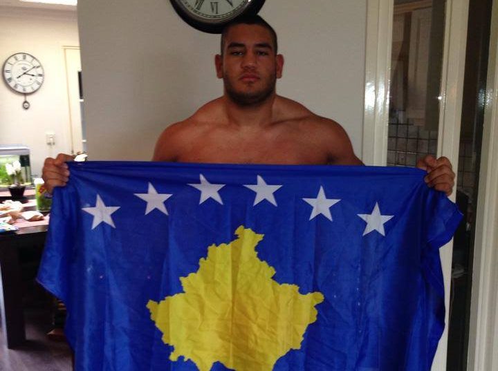 Gëzim Selmani me flamurin e Kosovës