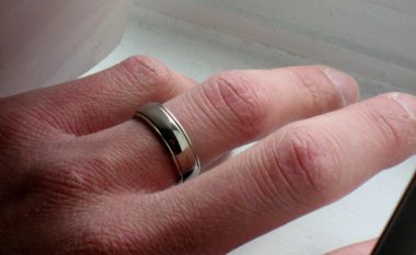Humbi unazën e martesës, nuk do ta besoni ku e gjeti pas tri vitesh (Foto)