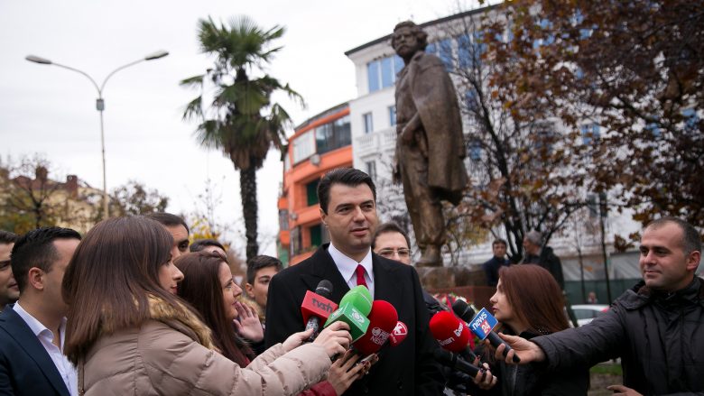 Basha homazhe tek përmendorja e Adem Jasharit