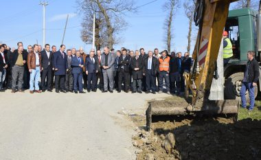 Ministri Zharku përuroi fillimin e punimeve në tri rrugë në Ferizaj