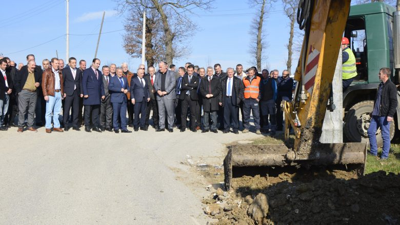 Ministri Zharku përuroi fillimin e punimeve në tri rrugë në Ferizaj
