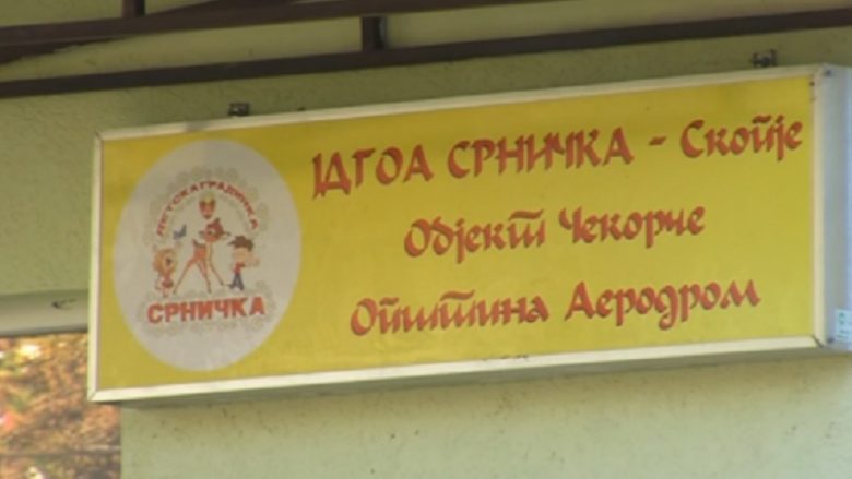 Drejtori paralajmëron shkarkimin e edukatores që derdhi kafe mbi fytyrën e të miturit