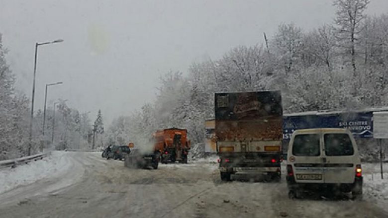 Vazhdon ndërprerja e automjeteve të rënda në Strazhë, Mavrovë dhe Dibër