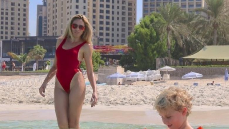 Ledinës po i mungon plazhi, e rikujton duke publikuar fotografi ku shfaq të pasmet me bikini (Foto)