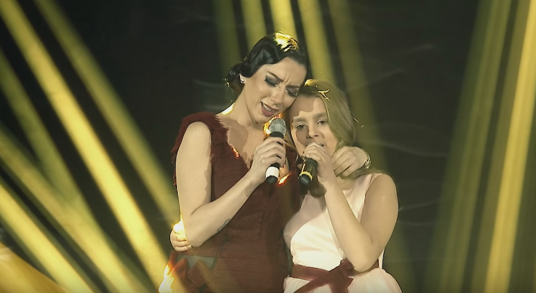 Në Foto: Leonora Poloska dhe Kanita në finalen e festivalit "Kënga Magjike 2014".