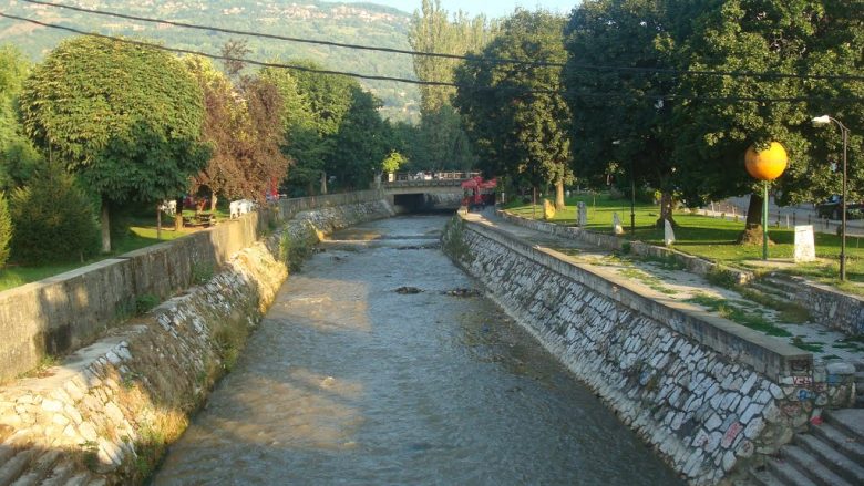 Tre kompani do të ndërtojnë digat e lumit Shkumbin në Tetovë