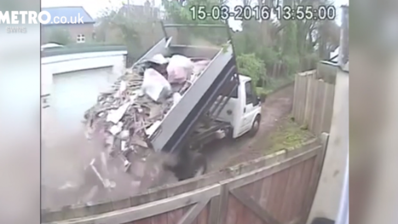 Ndalohet shoferi që zbrazte mbeturinat nëpër rrugë të ndryshme (Video)