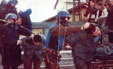 Qytetarët kujtojnë torturat e vitit 1992 në ‘Bit Pazar’ (Video)
