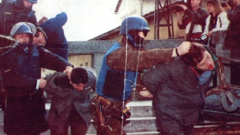 Qytetarët kujtojnë torturat e vitit 1992 në ‘Bit Pazar’ (Video)