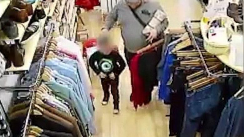 Në kërkim të burrave që e detyruan fëmijën të vjedhë një telefon në dyqan (Video)