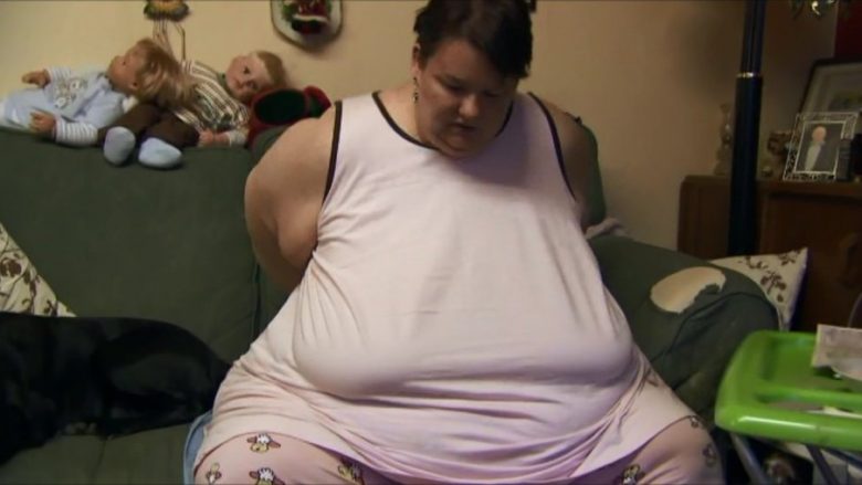Nëna e detyroi të hante derisa i bëri 300 kilogramë (Video)
