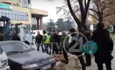 Hiqen me forcë veturat nga parkingu publik sepse OBRM-PDUKM-ja do të ketë tubim (Foto/Video)