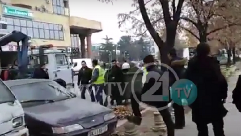 Hiqen me forcë veturat nga parkingu publik sepse OBRM-PDUKM-ja do të ketë tubim (Foto/Video)