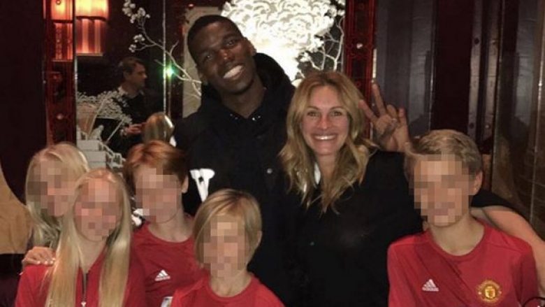 “Kush është fatlumi tani?”, Pogba merr puthje në faqe nga Julia Roberts (Foto)