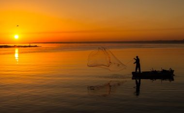 Peshkatari bëhet milioner, pasi iu kap diçka e pazakontë në rrjet (Foto)