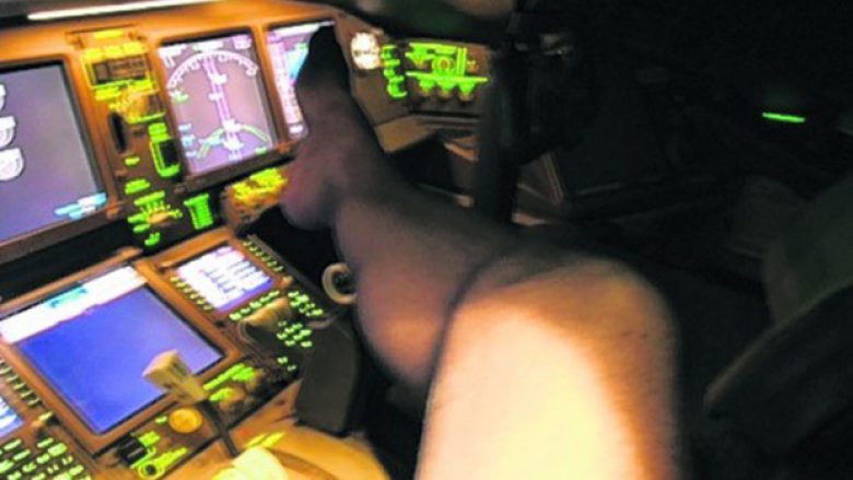 Piloti me gjeste perverse gjatë fluturimit me aeroplan udhëtarësh (Foto)