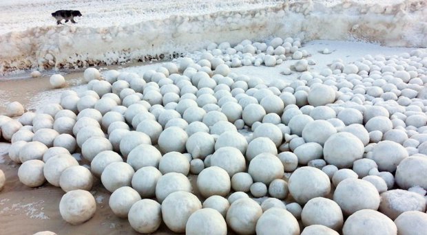 Plazhi mbushet me topa gjigant bore të formuara në mënyrë misterioze (Video)