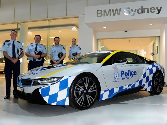 policia-pajisen-me-bmw-i8-per-tju-vene-pas-shofereve-qe-nuk-iu-binden-urdhrave-foto-4